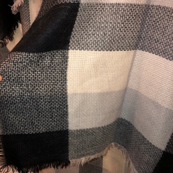 Fullah Sugah NEW NWT black cream Large form Buffalo plaid check Shawl - Picture 3 of 3